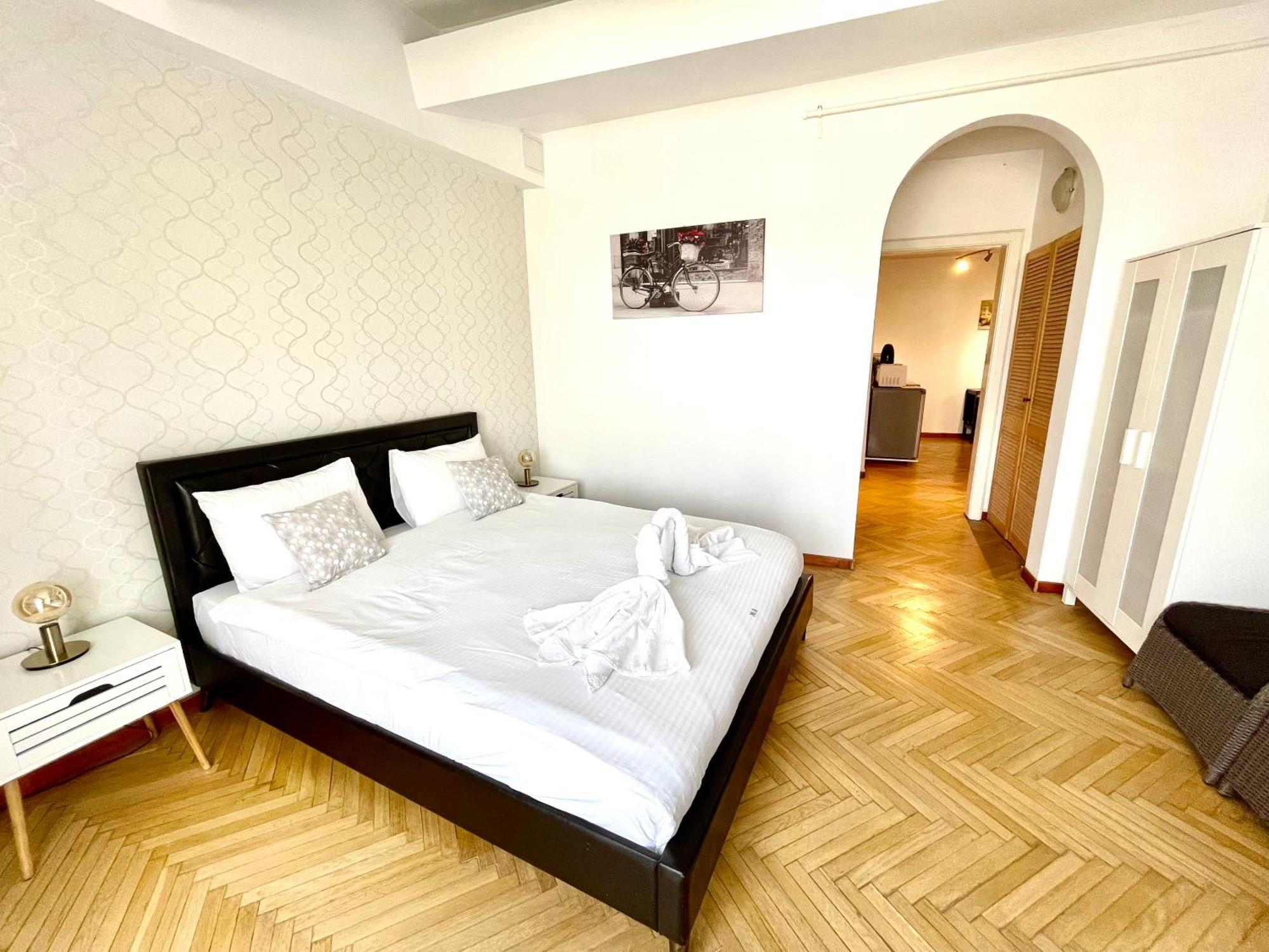 Metropole Apartments - Old City Boekarest Buitenkant foto
